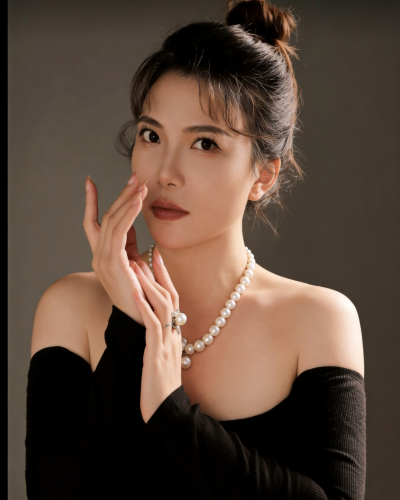 jimeng-2026-05-31-4547-突出女性佩戴的珍珠项链和戒指首饰，保持原人物姿态和构图，4K超高清画质，清晰细腻...